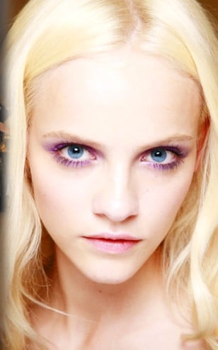 Ginta Lapina yeux violet