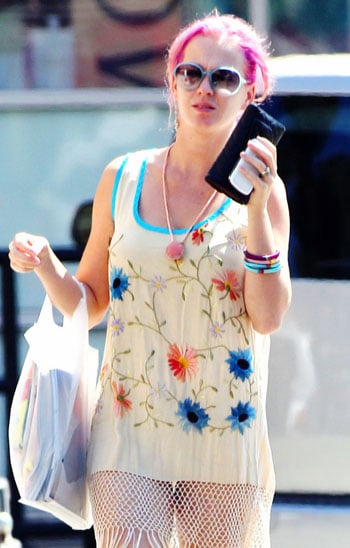 Katy-Perry-sans-maquillage-cheveux-roses