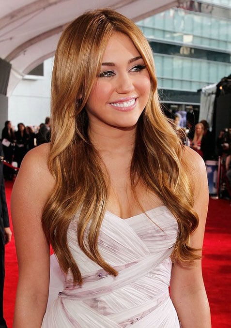 Miley-Cyrus-American-Music-Awards-2010