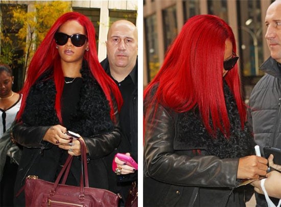 Rihanna cheveux rouges longs