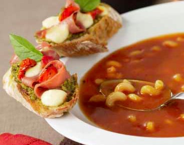 Soupe tomate mozzarella et tartines au pesto