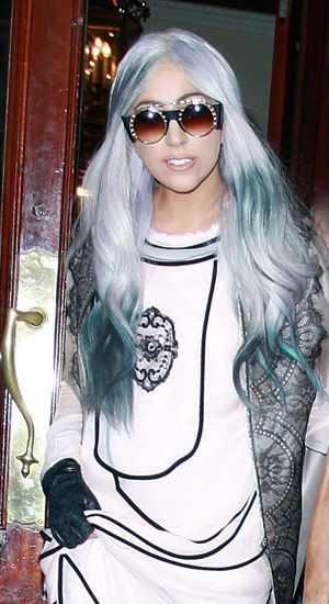 lady gaga cheveux blanc, noirs et bleu