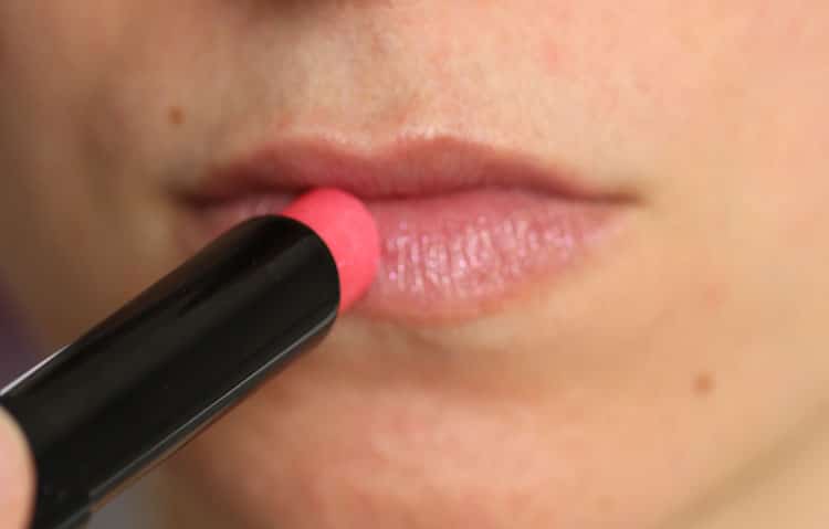 rouge a levres petite robe noire guerlain my first lipstick test
